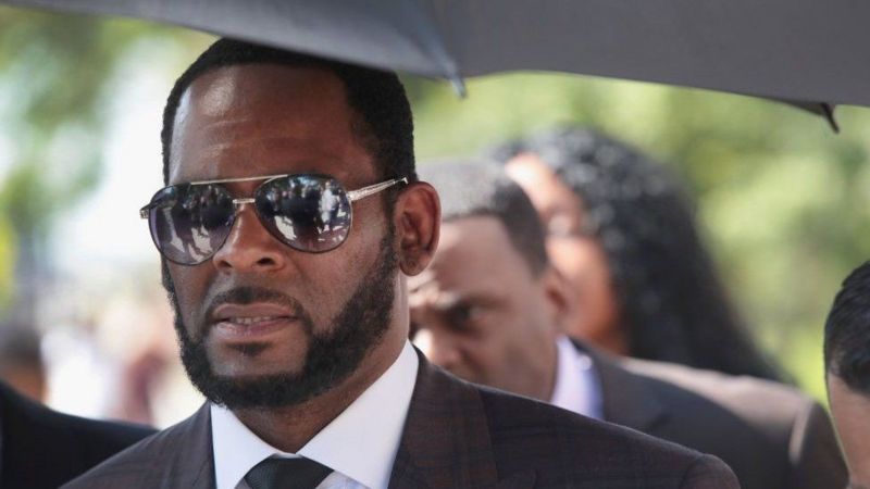 El escándalo de R Kelly, el músico estadounidense hallado culpable de mantener cautivas a jóvenes como esclavas sexuales