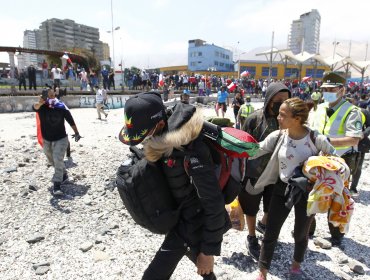 Albergues temporales y pasajes de bus para viajar a otras regiones: anuncian medidas para hacer frente a crisis migratoria en Iquique