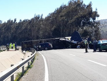 Contenedor cae de camión e impacta a vehículo en la ruta 68: accidente deja al menos tres lesionados