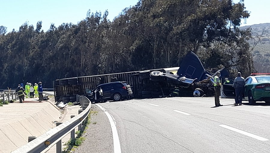 Contenedor cae de camión e impacta a vehículo en la ruta 68: accidente deja al menos tres lesionados