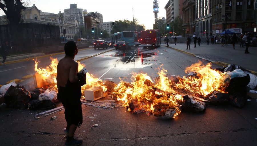 Manifestación pro migrantes termina con barricadas y enfrentamientos en la Alameda