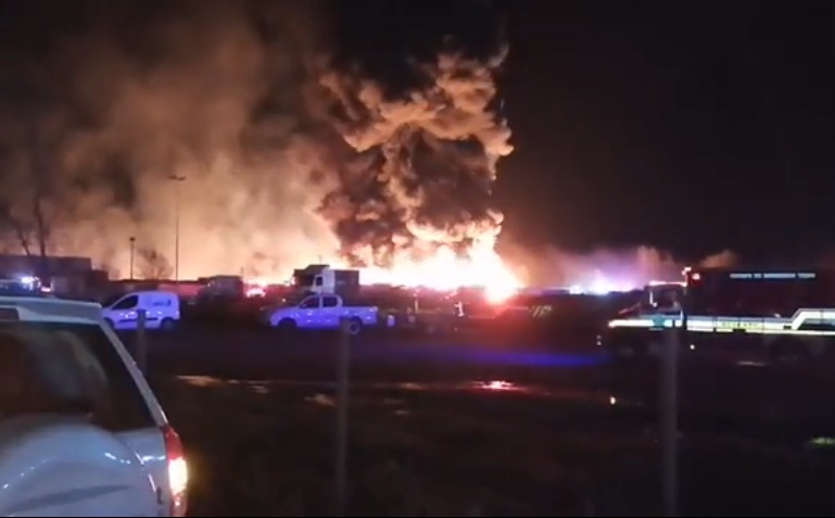 Bomberos emite alarma nacional por voraz incendio en patio de la planta Agrozzi en Teno