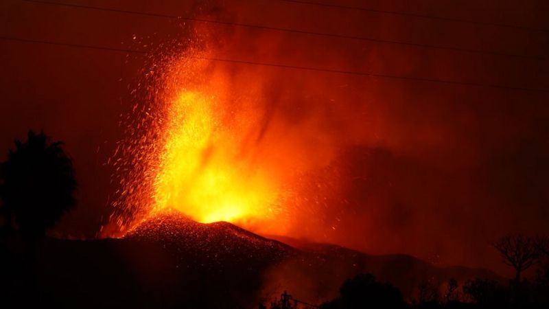 La peligrosa reacción química que ocurre cuando la lava de un volcán como el de La Palma llega al océano