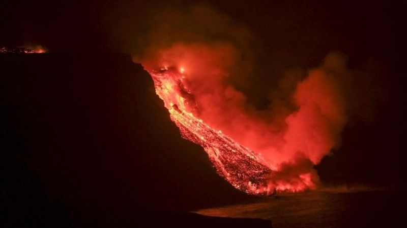 La lava del volcán de La Palma llega al mar y causa preocupación por la emisión de gases nocivos