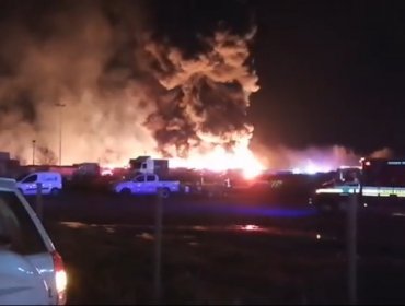 Bomberos emite alarma nacional por voraz incendio en patio de la planta Agrozzi en Teno