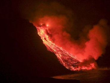 La lava del volcán de La Palma llega al mar y causa preocupación por la emisión de gases nocivos
