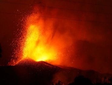 La peligrosa reacción química que ocurre cuando la lava de un volcán como el de La Palma llega al océano