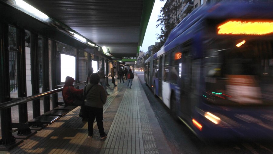 Transporte público de Santiago reactivará recorridos nocturnos desde este viernes ante fin del toque de queda