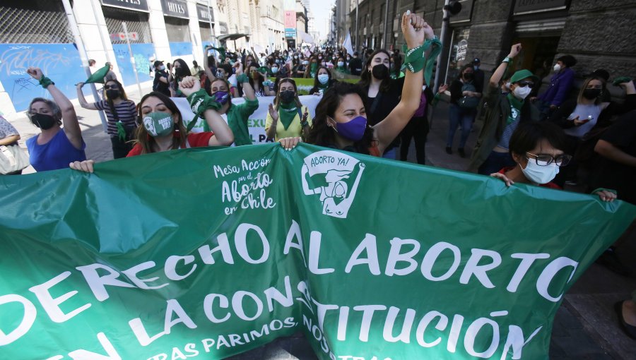 "Pañuelazo" en las afueras de la sede de la Convención acompañó el debate de la despenalización del aborto