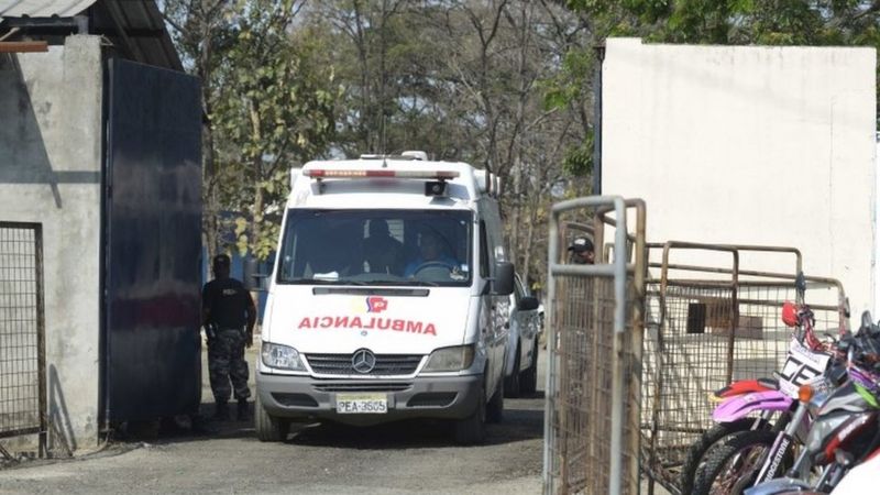 Ecuador confirma más de 100 muertos en enfrentamiento entre bandas rivales en cárcel de Guayaquil