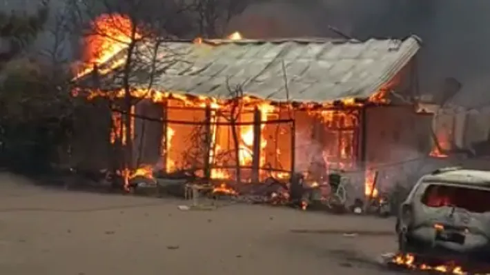 Al menos 12 viviendas afectadas y dos lesionados por incendio forestal en Tiltil