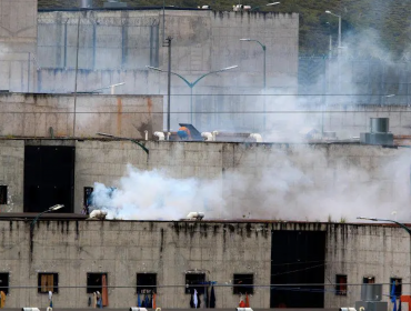 Enfrentamiento entre bandas rivales deja al menos 24 muertos en una cárcel de Ecuador