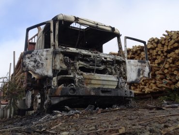 Nuevos ataques incendiarios dejan tres heridos y 13 camiones quemados en La Araucanía