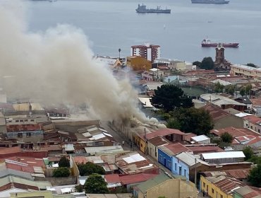 Tres viviendas ha consumido incendio estructural en el cerro Barón de Valparaíso