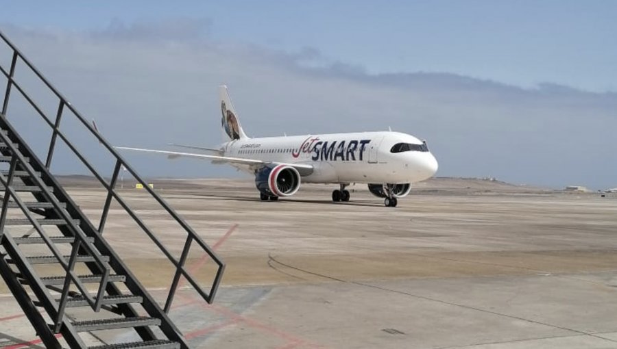 Vuelo Santiago - Cali debió aterrizar de emergencia en Iquique por desperfecto mecánico en avión de JetSmart