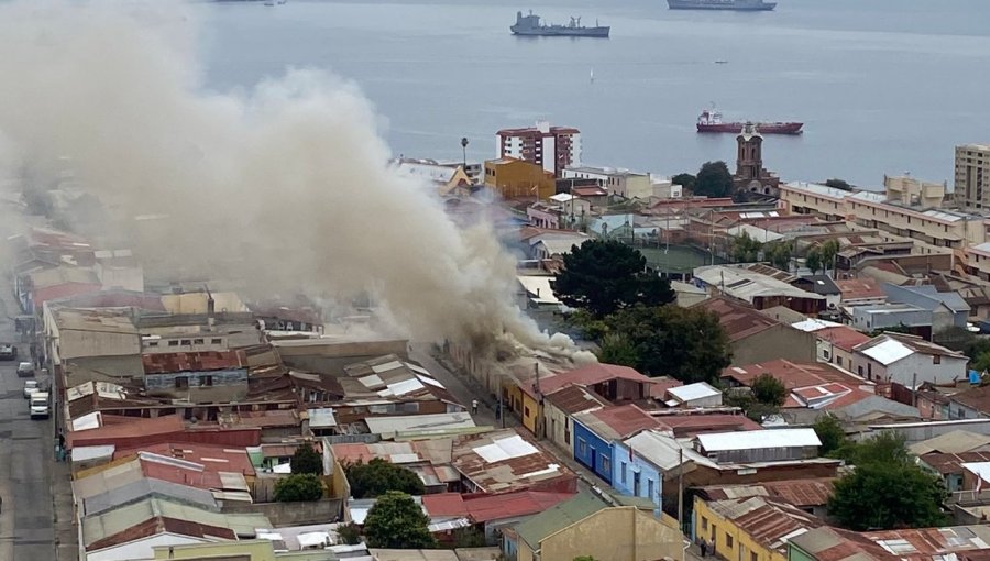 Tres viviendas ha consumido incendio estructural en el cerro Barón de Valparaíso