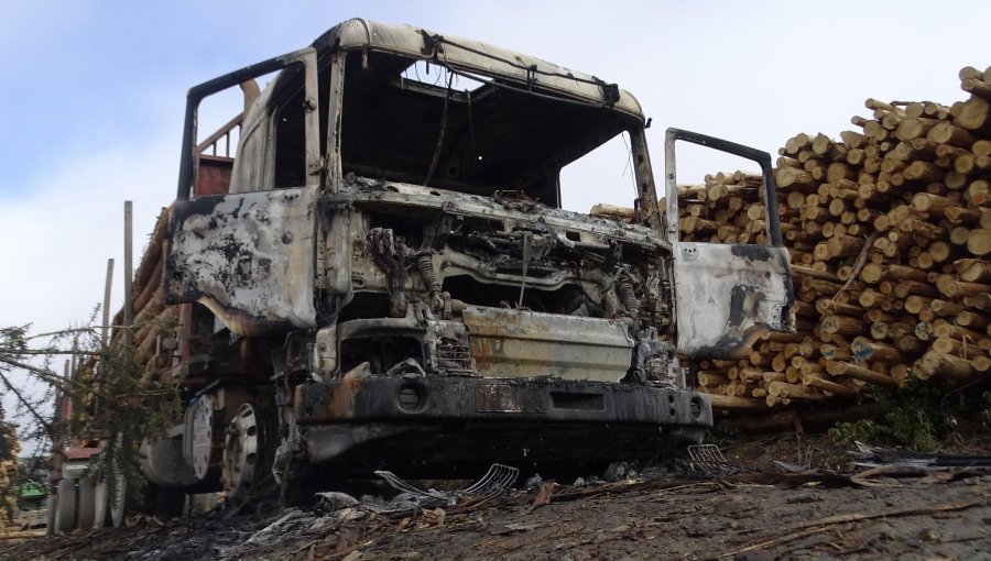 Nuevos ataques incendiarios dejan tres heridos y 13 camiones quemados en La Araucanía