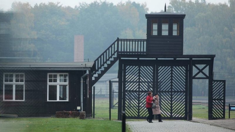 Detienen a la exsecretaria de un campo de concentración nazi que huyó antes de su juicio en Alemania