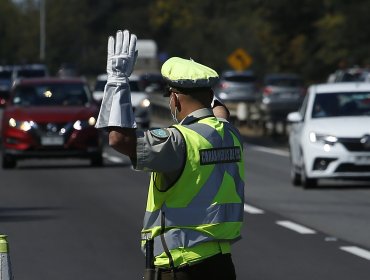 Detienen a hombre que transportaba "inmigrantes ilegales" en Tarapacá: sujeto quiso sobornar con $100 mil a carabinero