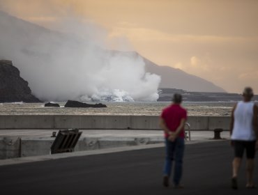 La lava del volcán de La Palma crea una isla baja de más de medio kilómetro de ancho