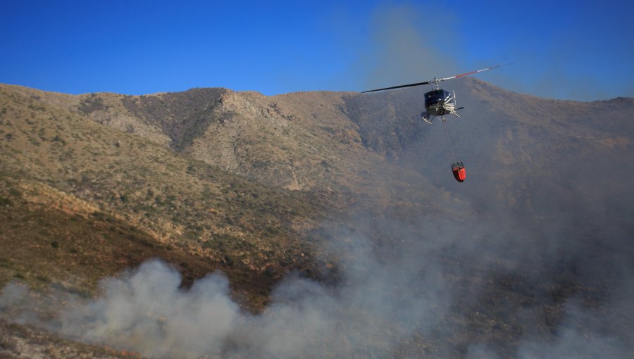 Incendio forestal en Tiltil ha destruido 14 casas y consumido más de 400 hectáreas