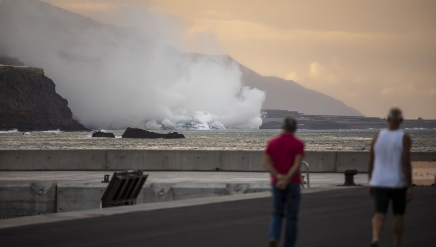 La lava del volcán de La Palma crea una isla baja de más de medio kilómetro de ancho
