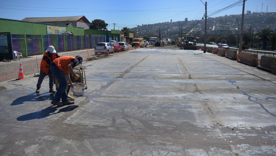 Viña del Mar: Tras dos años de desacuerdos, comienza pavimentación de explanada de la feria de Achupallas