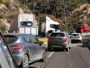 Alta congestión vehicular generó camión atravesado en ruta Las Palmas de Viña del Mar