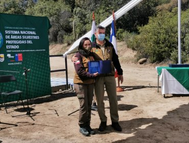 Distinguen a guardaparques de Olmué por vincular a la comunidad con el Parque La Campana