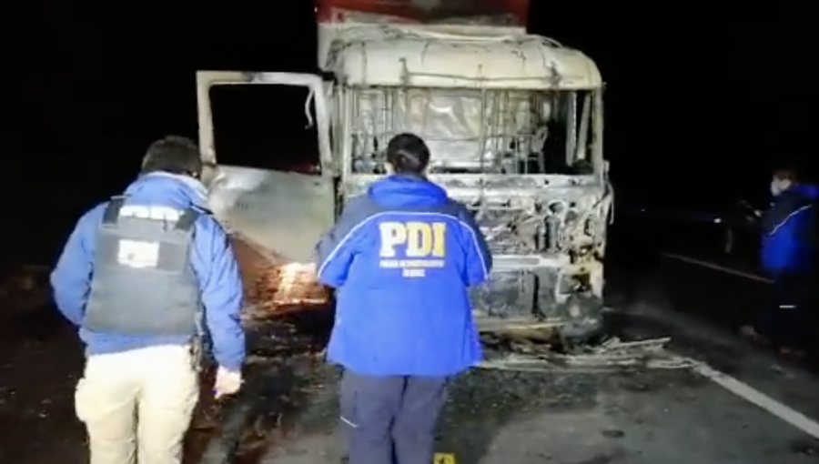 Ataque incendiario en La Araucanía: 15 encapuchados prendieron fuego a camión en Collipulli