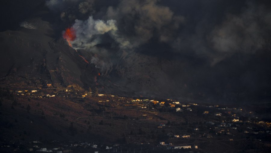 Una nueva boca en el volcán Cumbre Vieja expulsa otra lengua de lava y preocupa en La Palma