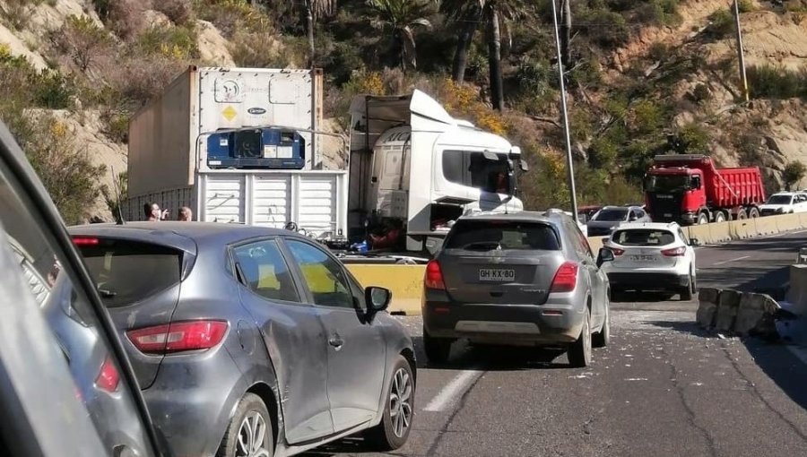 Alta congestión vehicular generó camión atravesado en ruta Las Palmas de Viña del Mar