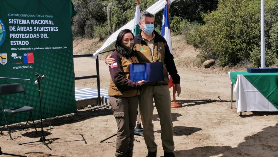 Distinguen a guardaparques de Olmué por vincular a la comunidad con el Parque La Campana