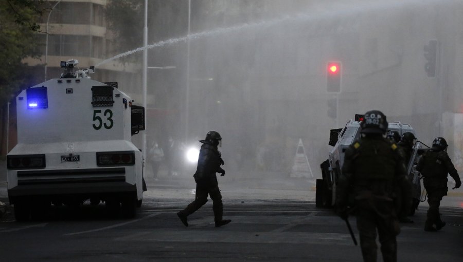 Barricadas, desvíos de tránsito y un paradero quemado dejan manifestaciones en plaza Baquedano