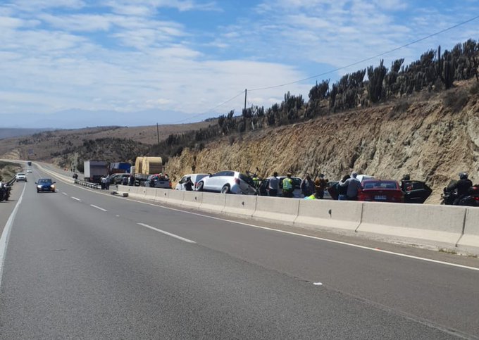 Choque múltiple en Ruta 5 Norte dejó un fallecido y al menos 15 lesionados