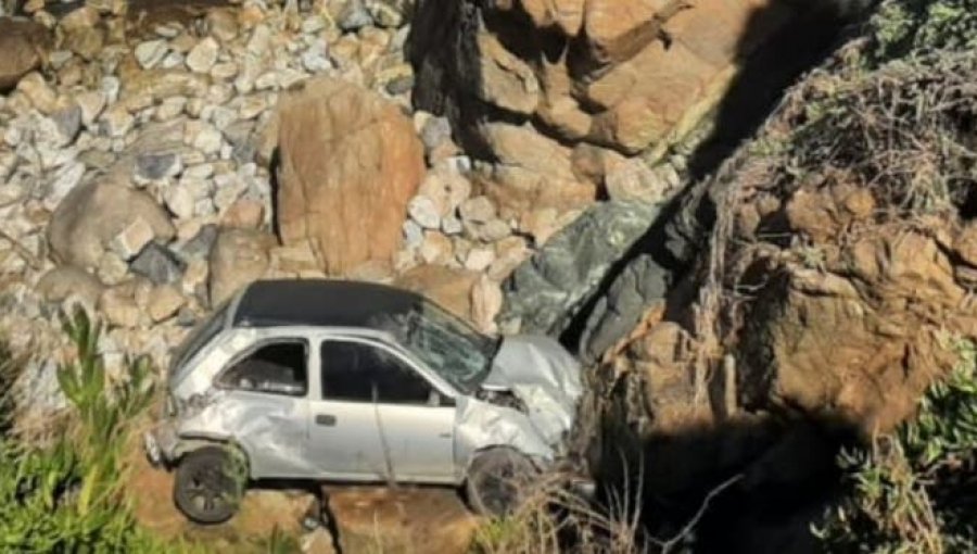 Vehículo desbarrancó al menos 20 metros en pleno camino costero entre Concón y Viña del Mar