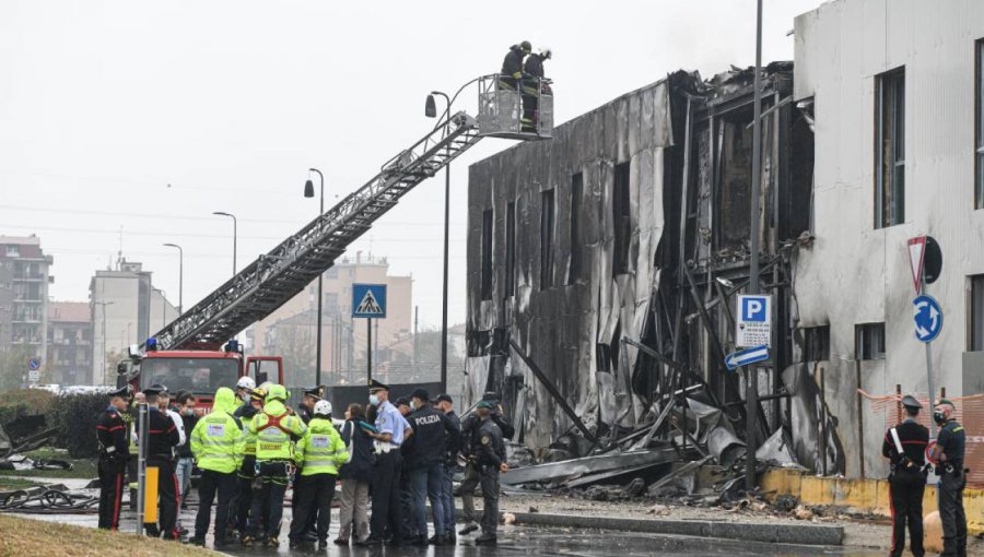 Avión se estrella contra un edificio cerca de Milán y mueren ocho personas