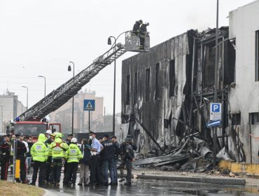 Avión se estrella contra un edificio cerca de Milán y mueren ocho personas
