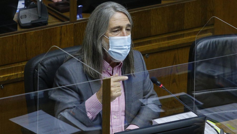 Senador Letelier cambia su postura inicial y afirma que "no me cierro al cuarto retiro"