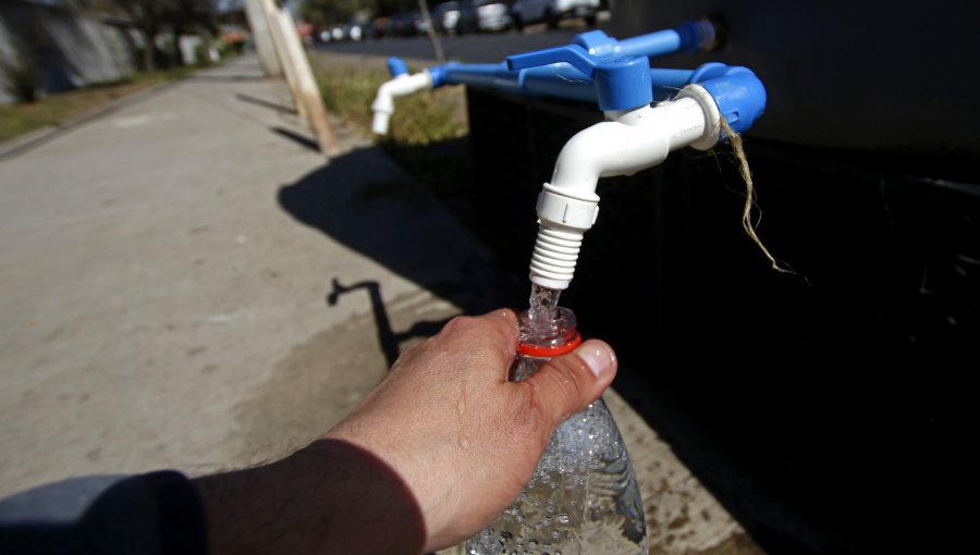 Corte de agua programado en cinco comunas de la región Metropolitana: conoce acá los puntos de abastecimiento