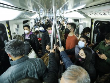 Sorprenden a hombre que viajaba baleado en la Línea 1 del Metro de Santiago