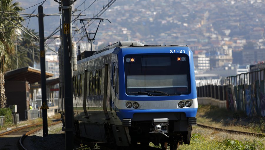 Tren Valparaíso - Santiago se transforma en el «cuento del tío» del Gobierno: proyecto sufre nuevo retraso