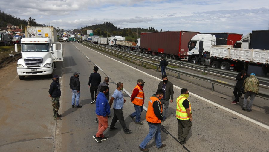 Camioneros bloquearon la ruta 5 en la región del Biobío en rechazo a hechos de violencia que han sufrido