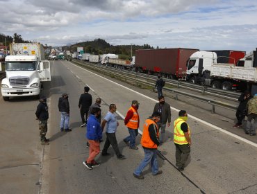 Camioneros bloquearon la ruta 5 en la región del Biobío en rechazo a hechos de violencia que han sufrido
