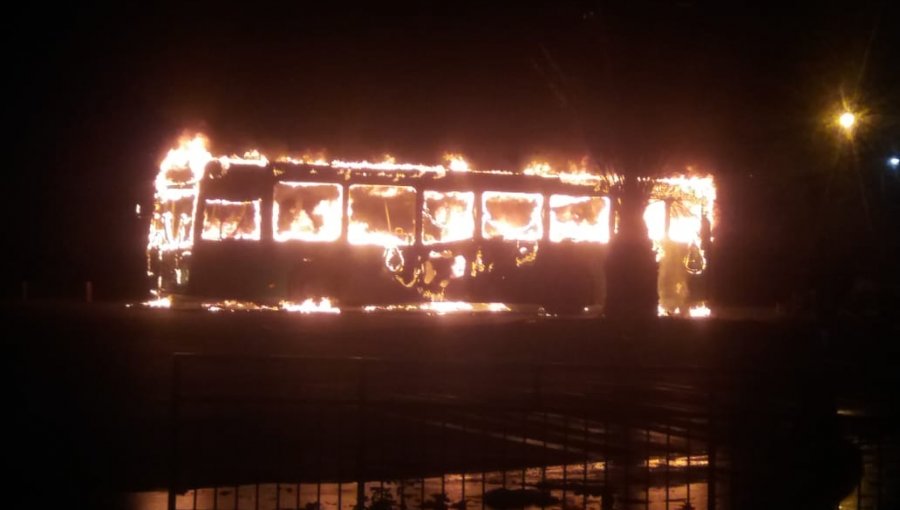 Dos buses del Transantiago fueron incendiados y otro vandalizado tras manifestación en Villa Francia