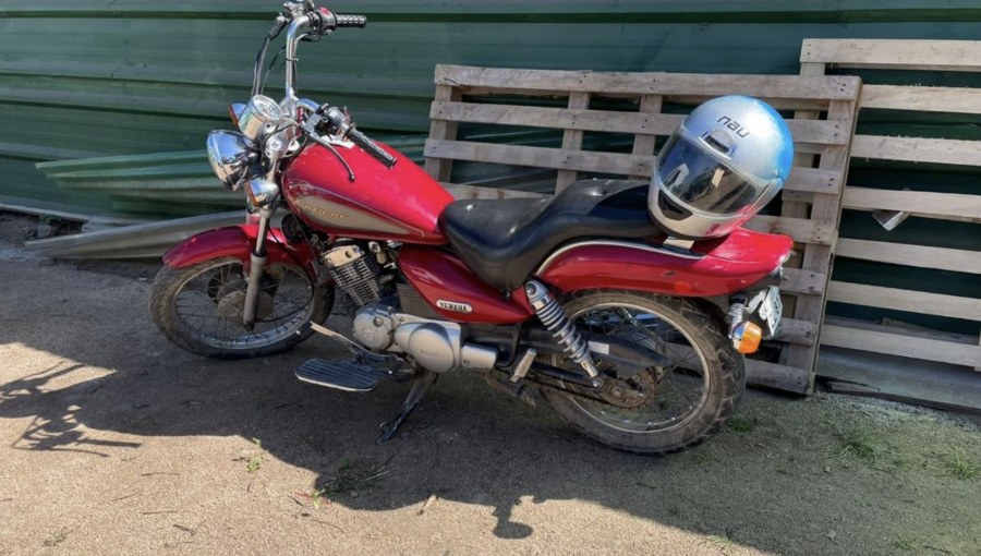 En Quillota detienen a sujeto que conducía moto robada y portaba armas, municiones y droga