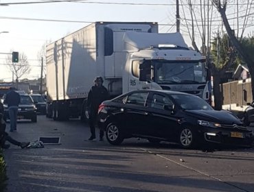 Violenta colisión frontal entre vehículo menor y colectivo en Quilpué: accidente origina congestión en Av. Los Carrera