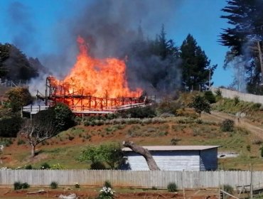 Encapuchados quemaron vivienda en Quidico: adulta mayor escapó de las llamas saltando una terraza