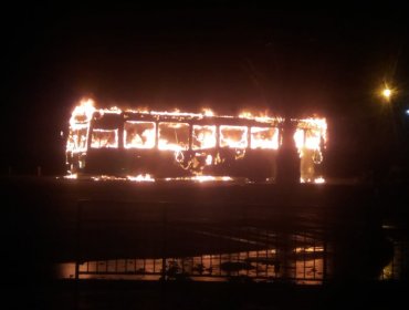 Dos buses del Transantiago fueron incendiados y otro vandalizado tras manifestación en Villa Francia