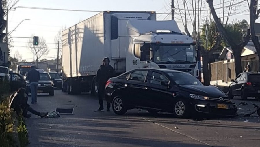 Violenta colisión frontal entre vehículo menor y colectivo en Quilpué: accidente origina congestión en Av. Los Carrera